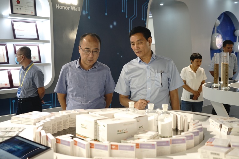 耿院長參觀展廳.jpg