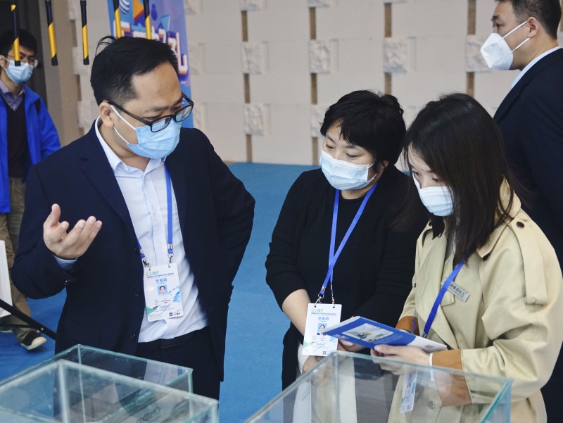參展人員駐足1.jpg