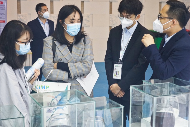 參展人員駐足3.jpg
